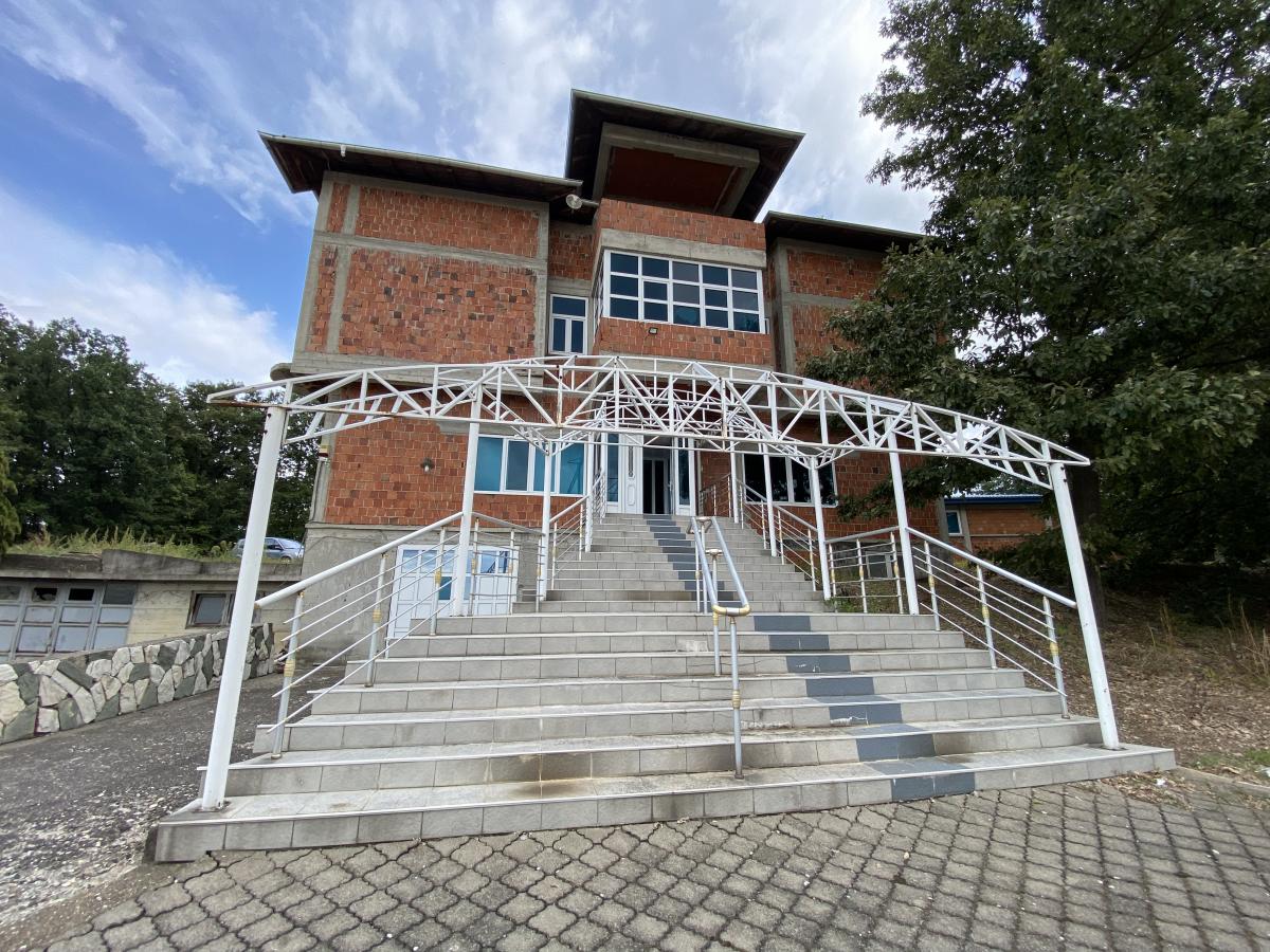 Izvrstan poslovni prostor od ukupno 800m2 glavni put Cuprija - Despotovac.