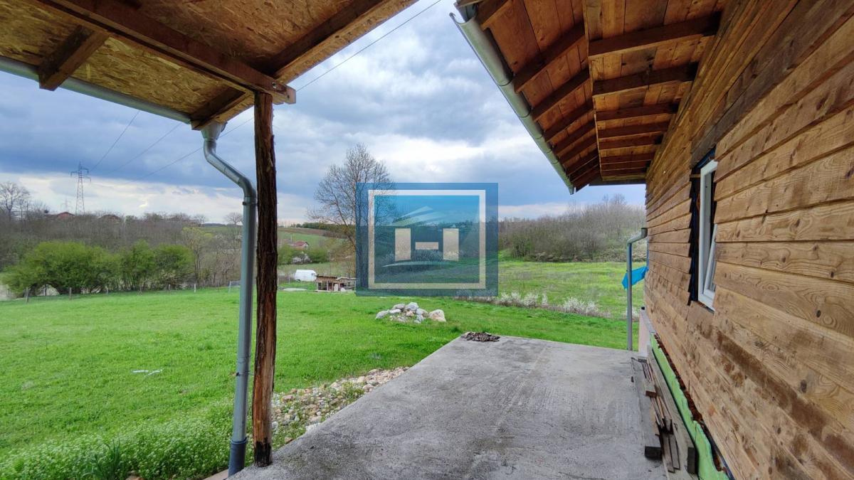 Kuća na parceli od 10 hektara zemlje u okolini Batočine