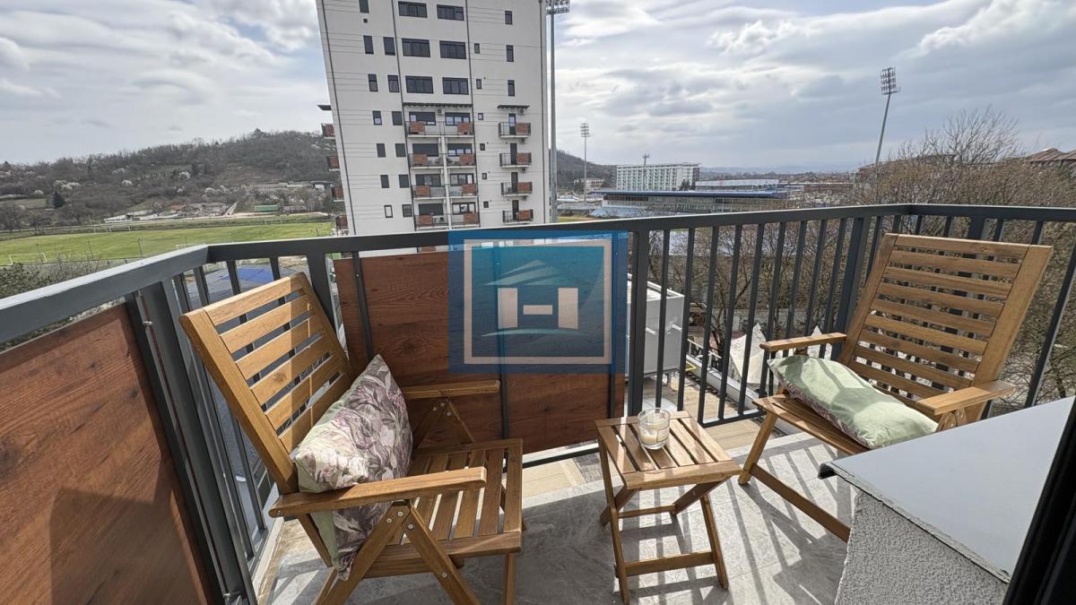 Na prodaju kompletno nameštena garsonjera površine 29 m² sa terasom