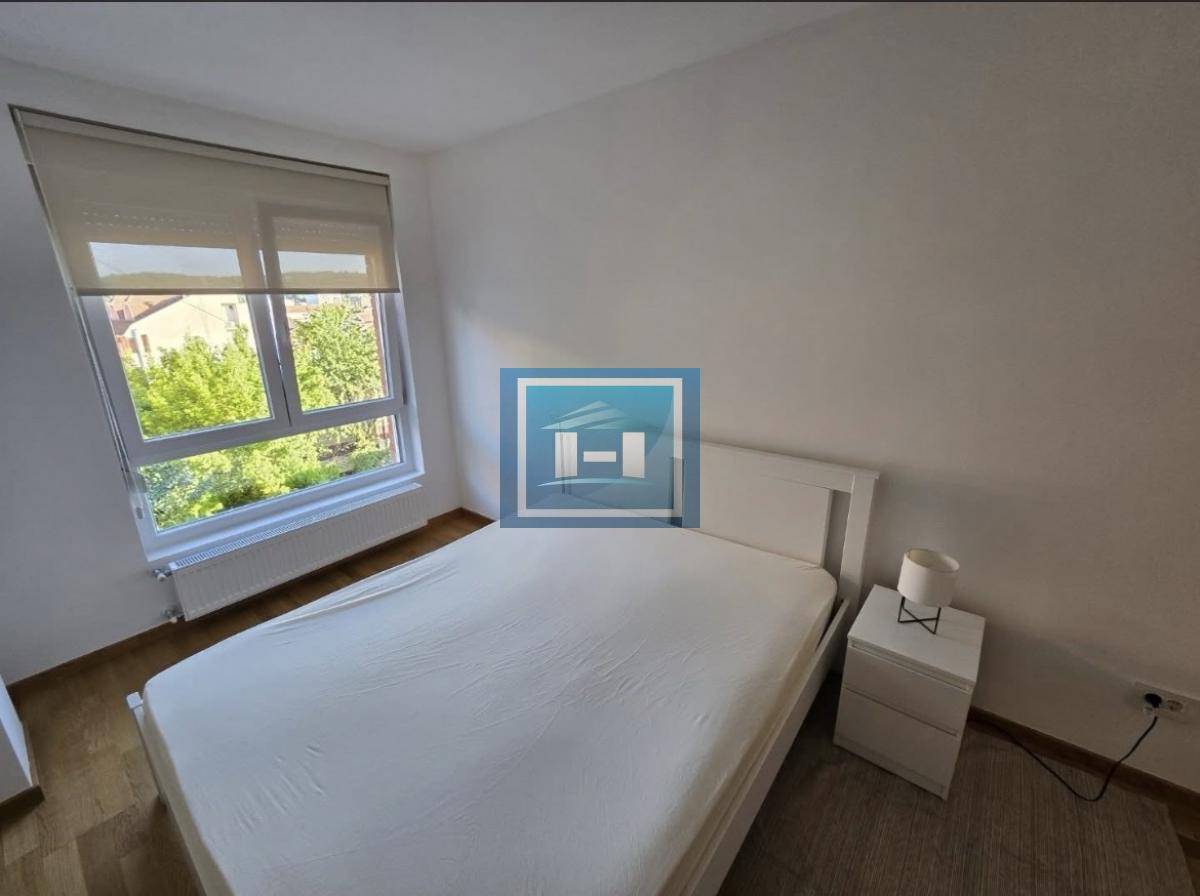 Prelepo opremljen jednosoban stan u centru grada – spreman za useljenje!