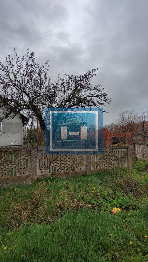 Dve kuce sa velikim placem u Lapovu