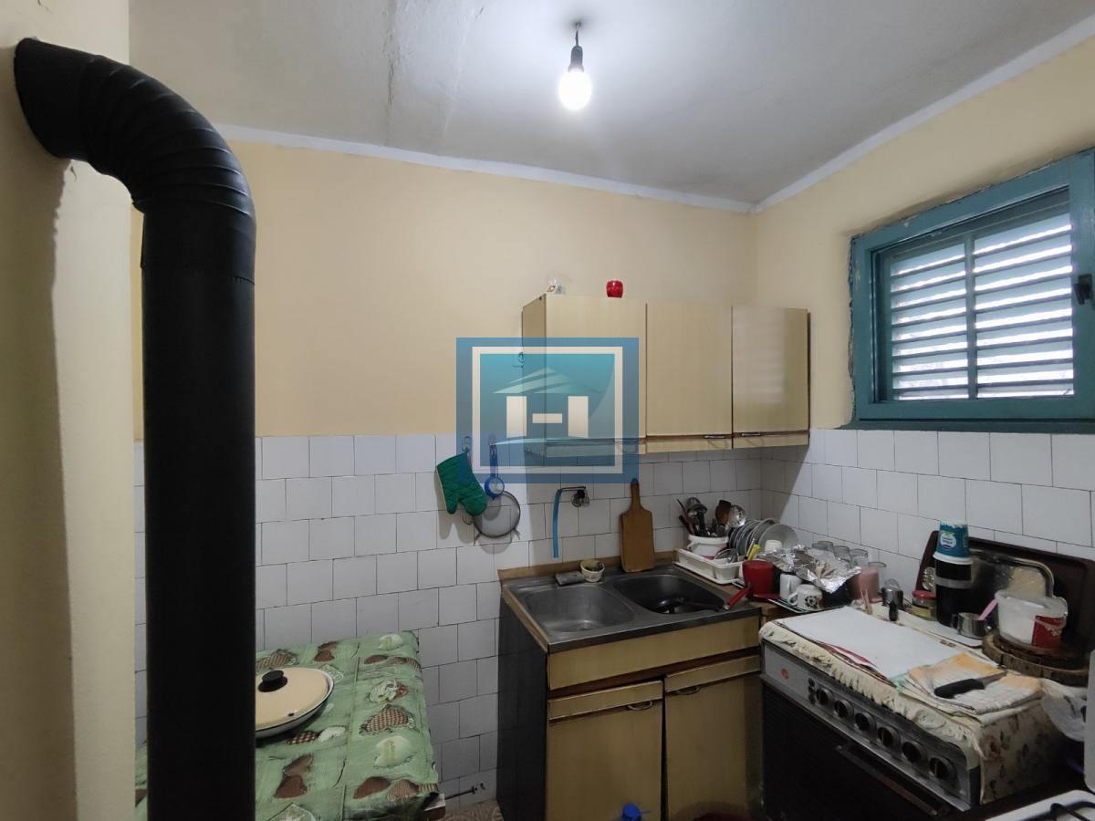 Useljiva porodična prizemna kuća na 2 km od grada