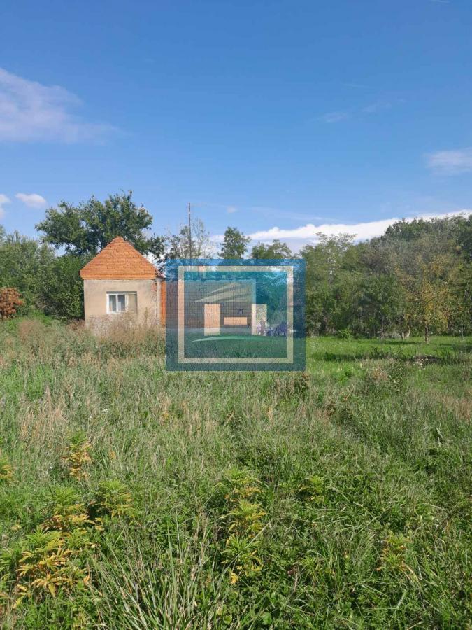 Na prodaju plac od 33 ara sa započetom kućom u Batočini!