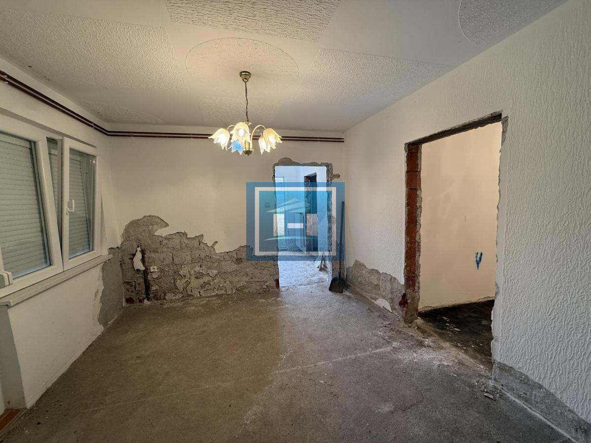 Dve kuće u Glavincima sa velikim imanjem -samo 8 km od grada