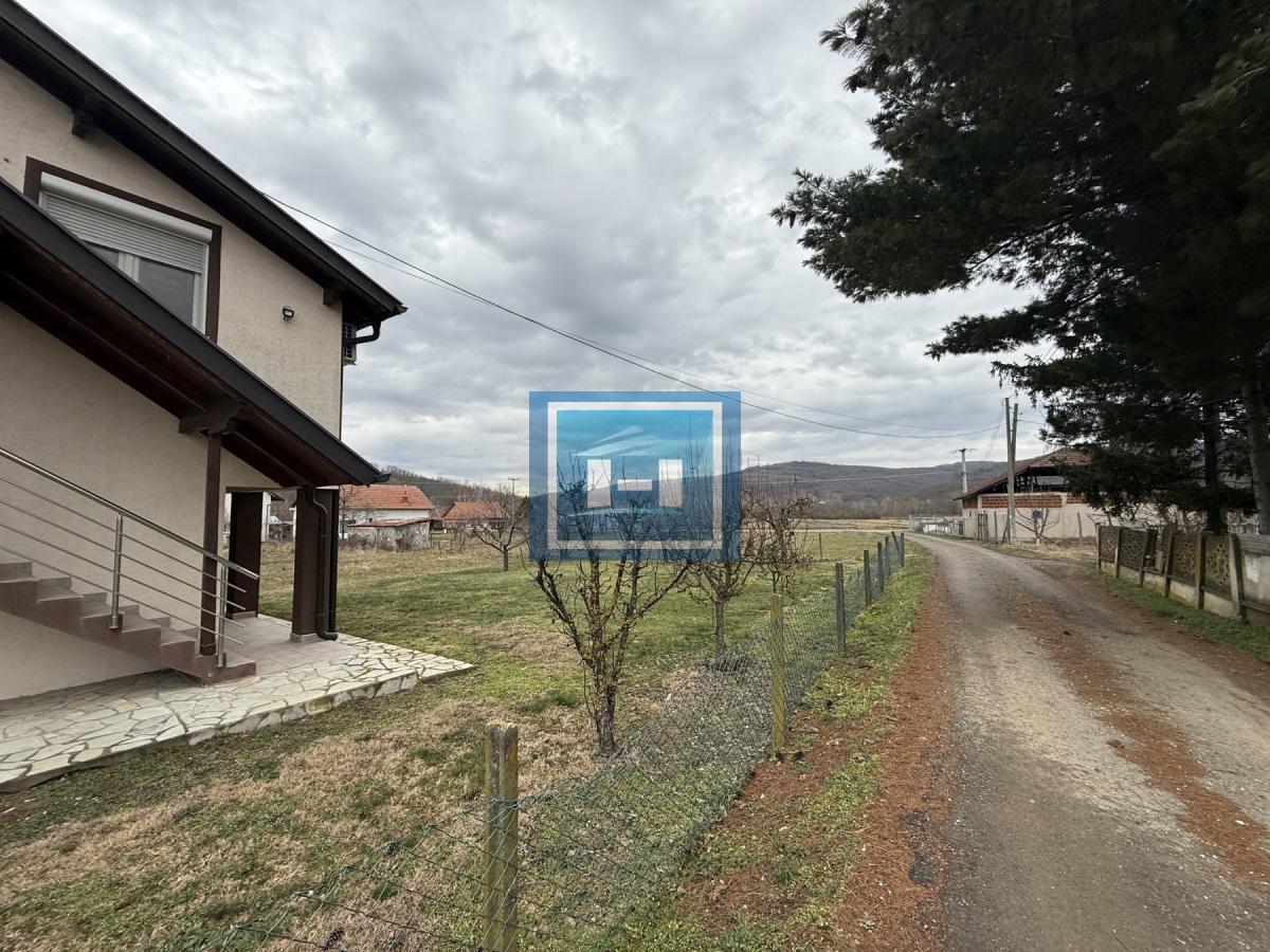 Dve kuće u Glavincima sa velikim imanjem -samo 8 km od grada