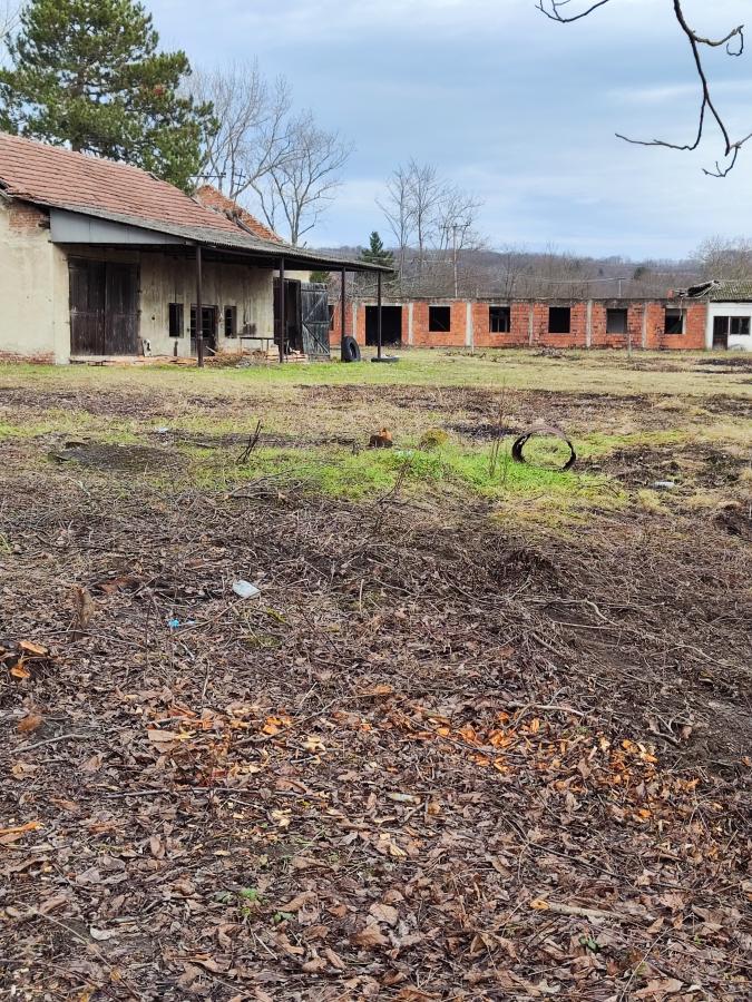 Gradjevinsko zemljište veće površine sa poslovnim objektima na glavnom putu u Glogovcu