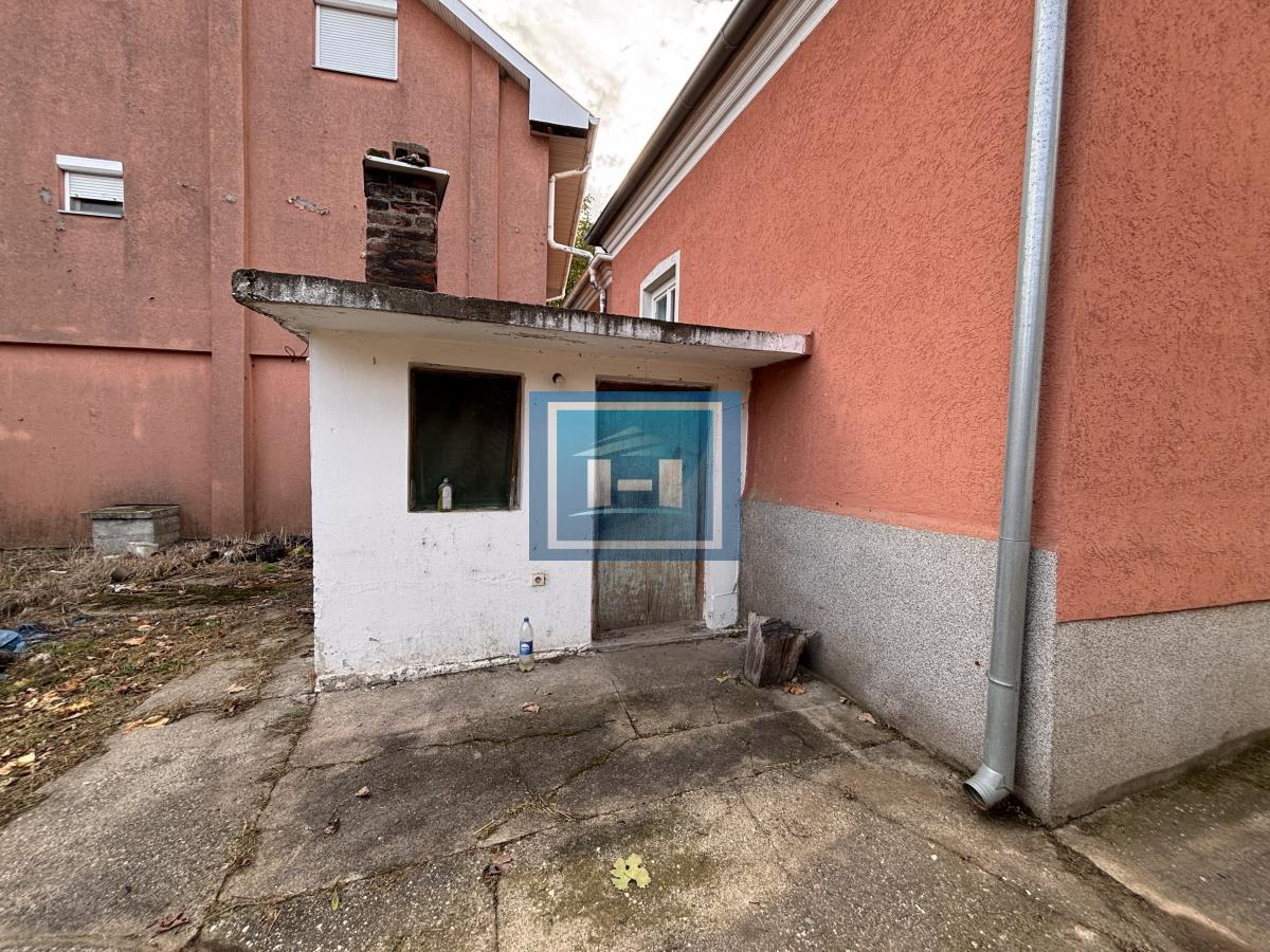 Dve useljive kuće u samom centru sela!!!