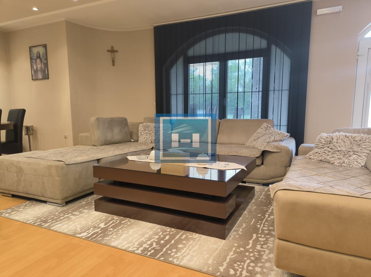 Na prodaju – Luksuzna porodična kuća