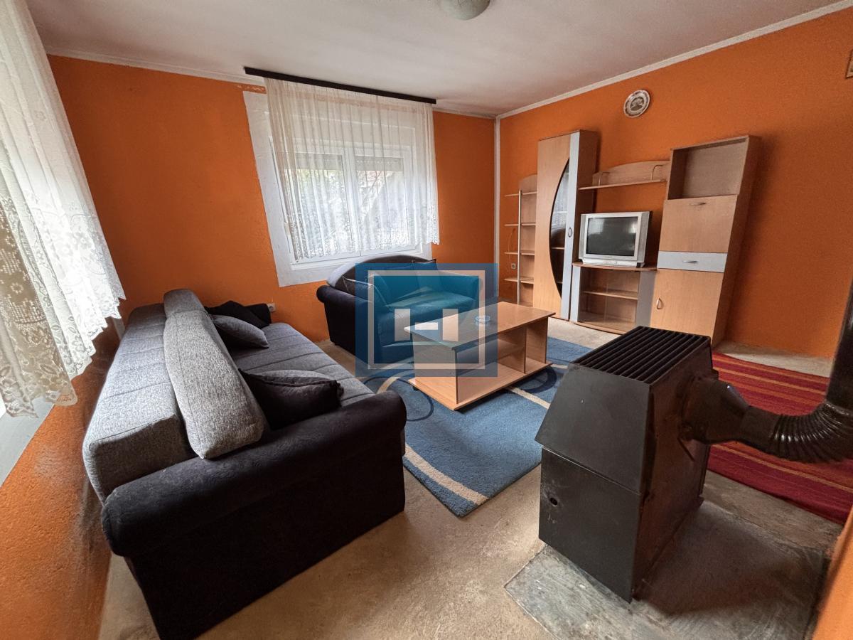 Dve useljive kuće u samom centru sela!!!