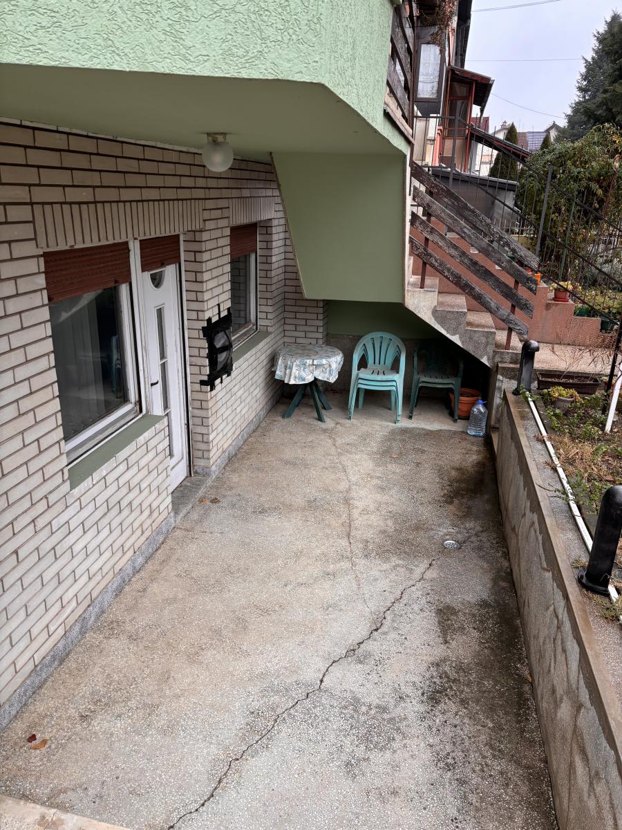 Prostrana porodična kuća sa dva sređena dvorišta i garažom