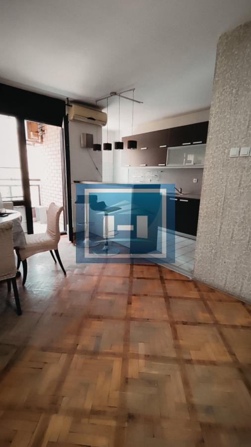 Kompletno namešten stan u užem centru grada