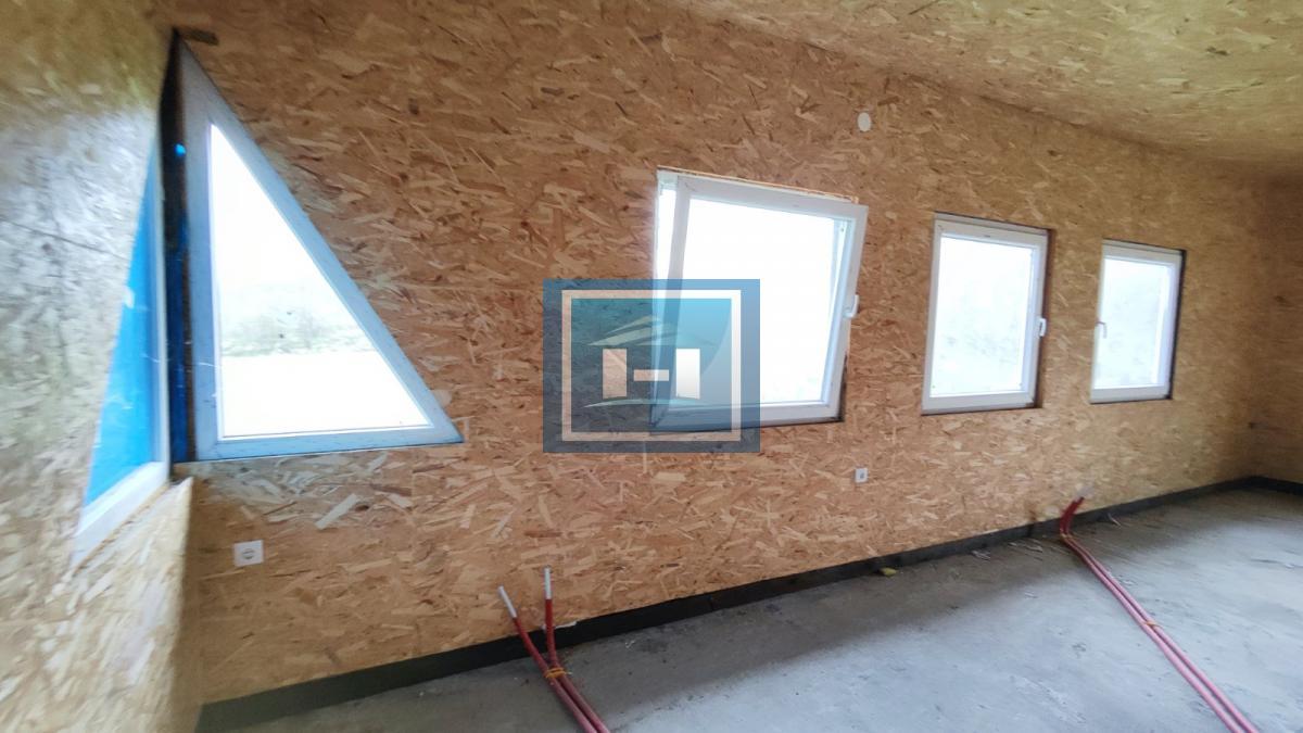 Kuća na parceli od 10 hektara zemlje u okolini Batočine