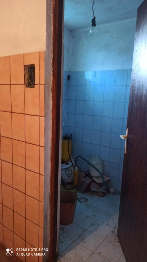 Parcela za izgradnju sa svim priključcima i uknjiženim objektom za adaptaciju u Crvenim livadama