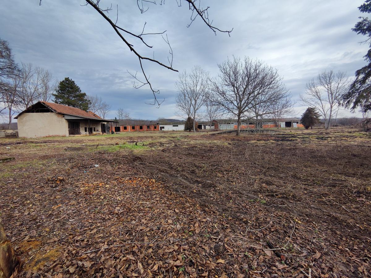 Gradjevinsko zemljište veće površine sa poslovnim objektima na glavnom putu u Glogovcu