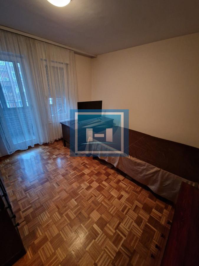 Vračar (Crveni krst) – renoviran stan sa slobodnim parkingom