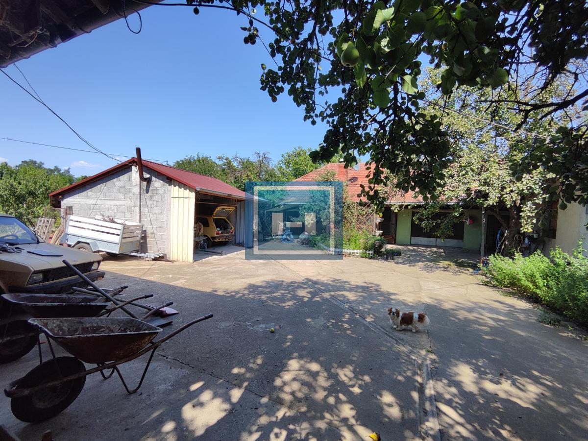 Seoska kuća na glavnom putu