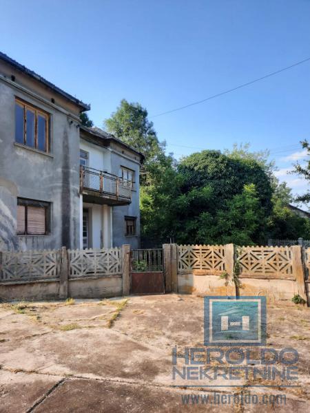 Seosko domaćinstvo sa ekonomskim dvorištem