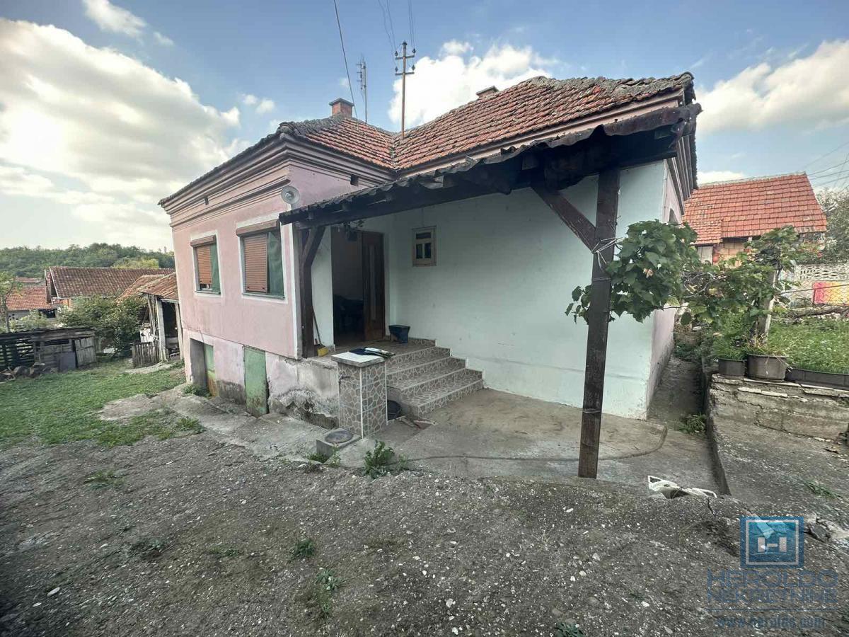 Na prodaju kuća sa pomoćnim objektima u Senju