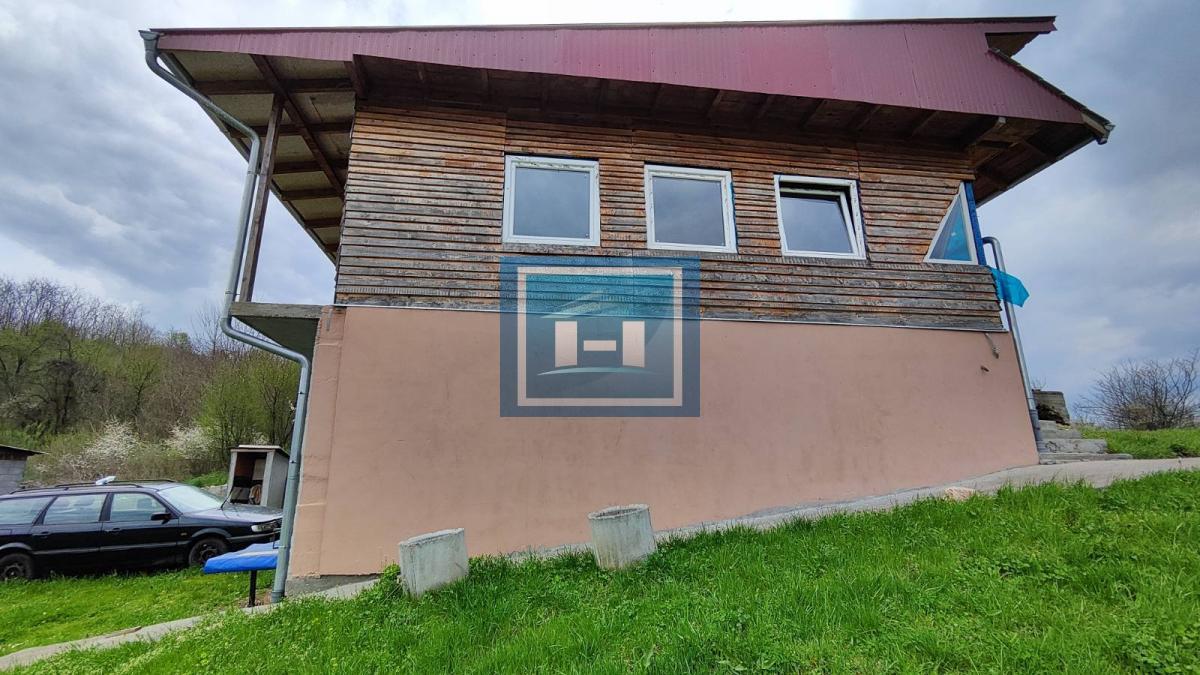 Kuća na parceli od 10 hektara zemlje u okolini Batočine