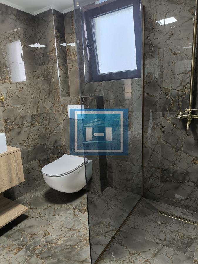 Luksuzna kuća sa dodatnim objektom – spoj elegancije, funkcionalnosti i prestižne lokacije