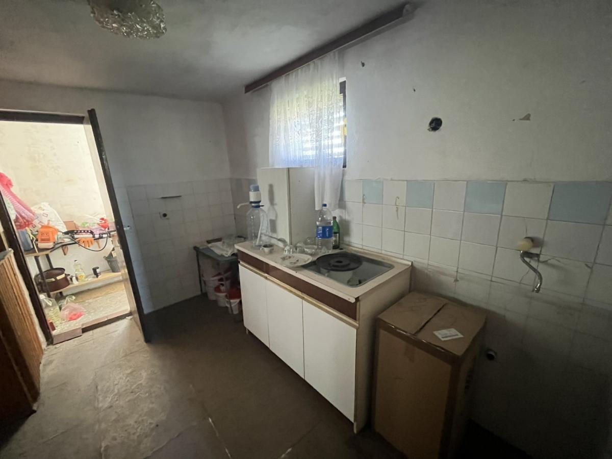 Vikendica sa prelepim pogledom okružena zelenilom.