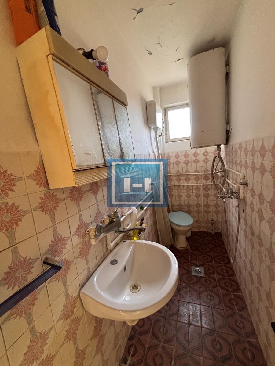 Dve useljive kuće u samom centru sela!!!