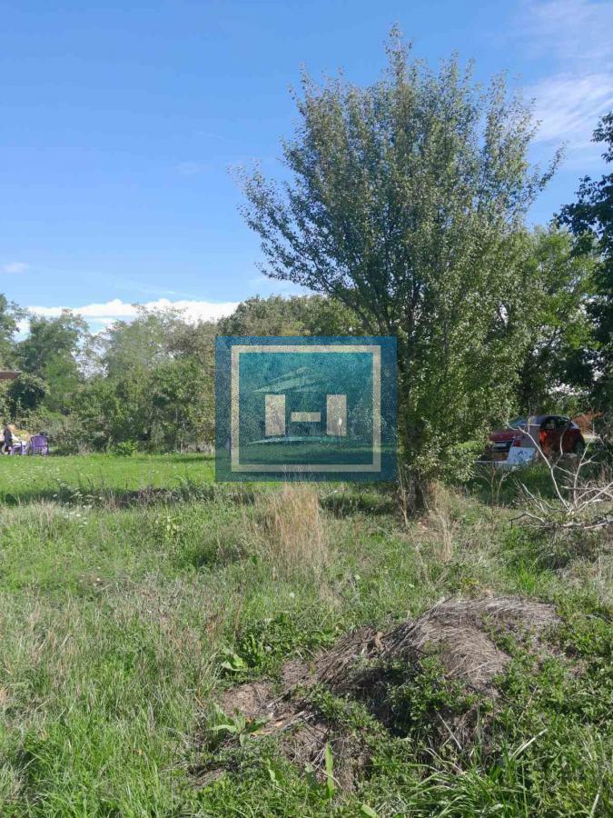 Na prodaju plac od 33 ara sa započetom kućom u Batočini!