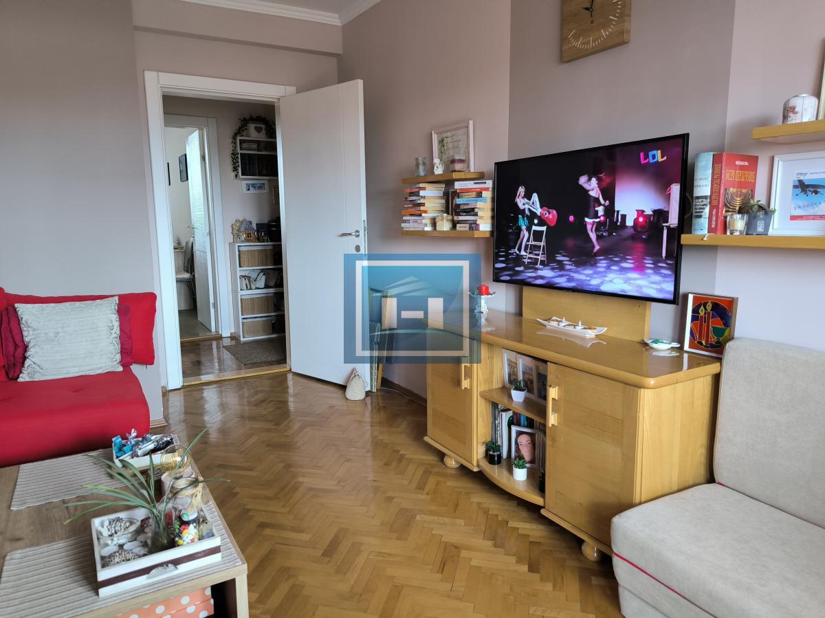 Na prodaju prostran stan u samom centru Ćuprije