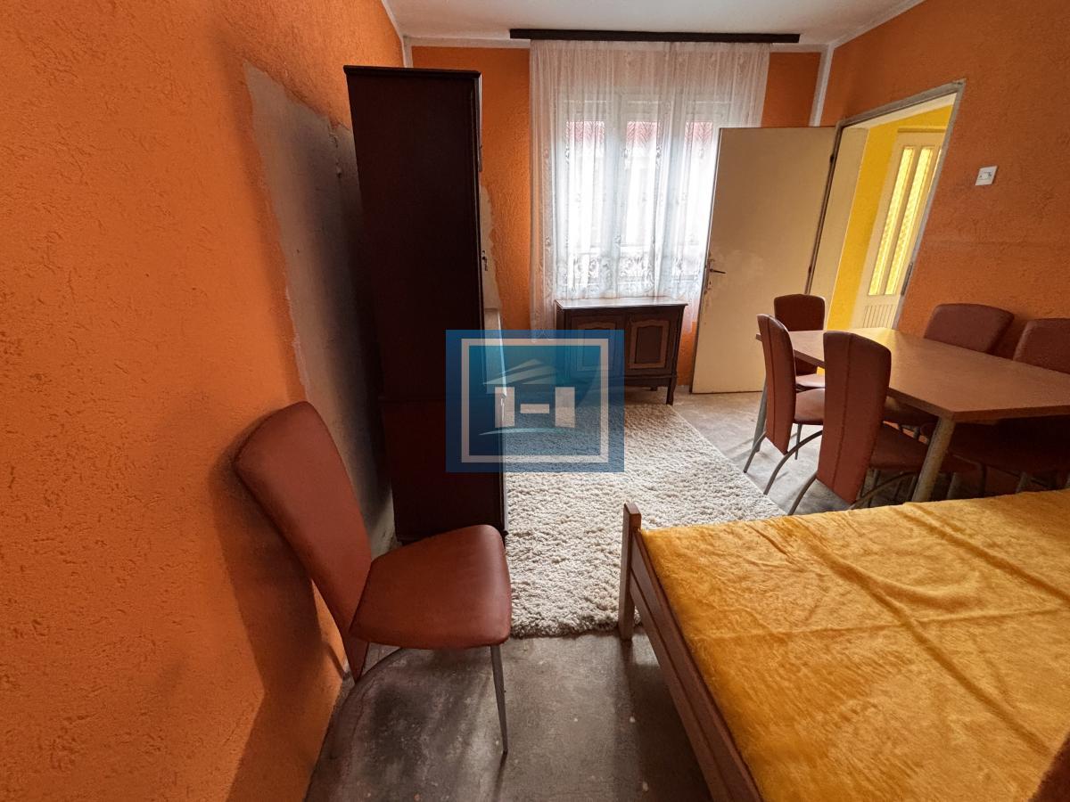 Dve useljive kuće u samom centru sela!!!