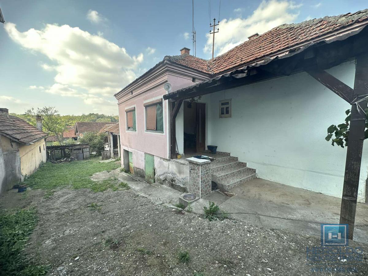 Na prodaju kuća sa pomoćnim objektima u Senju