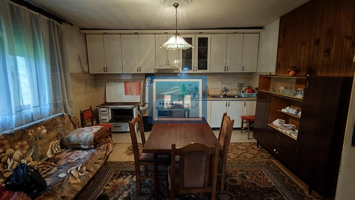 Kuća u centralnom delu Batočine pogodna za višečlane porodice