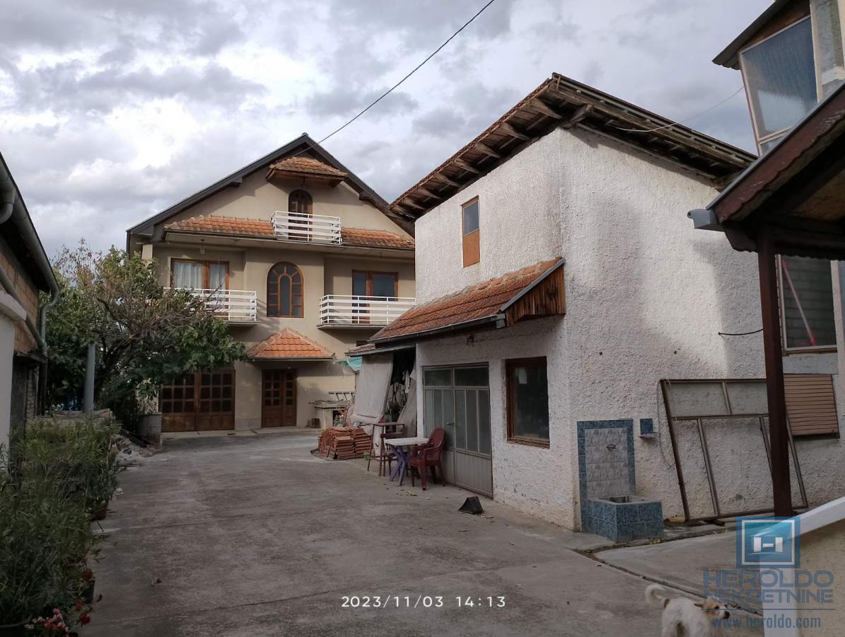 Na prodaju dve kuće u Ćupriji sa pomoćnim objektom i lokalom