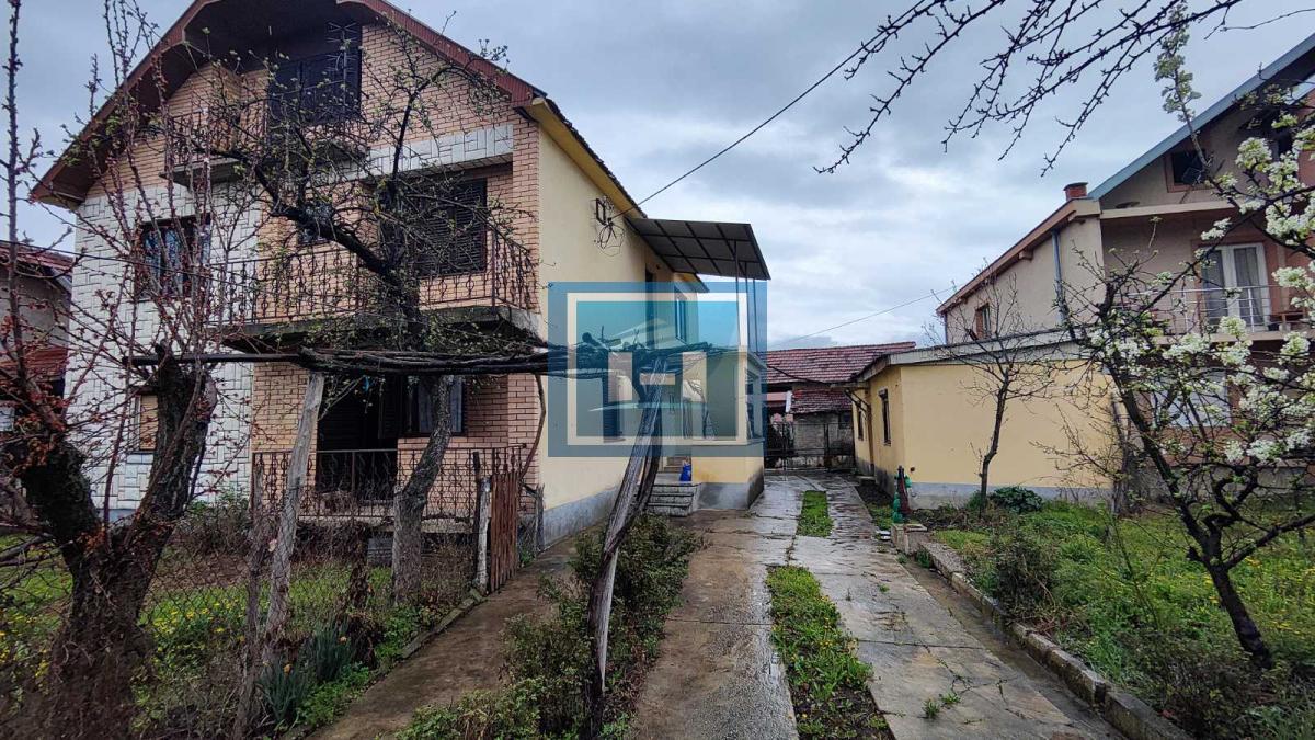 Kuća u centralnom delu Batočine pogodna za višečlane porodice