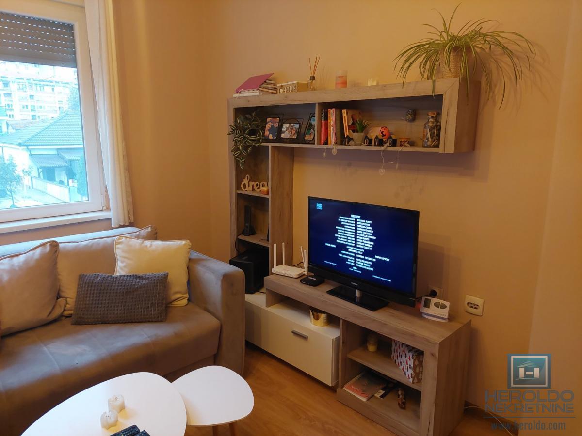 Stan za izdavanje u samom centru-odlična lokacija i spratnost!