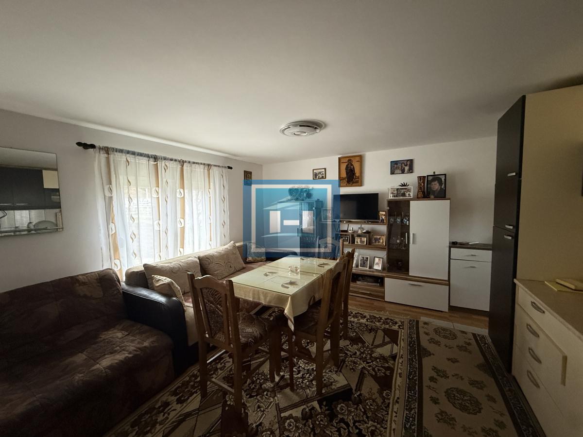 Dve kuće u Glavincima sa velikim imanjem -samo 8 km od grada