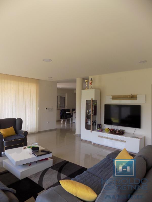 MODERNA KUĆA U MIRNOM DELU GRADA