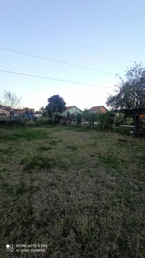 Parcela za izgradnju sa svim priključcima i uknjiženim objektom za adaptaciju u Crvenim livadama