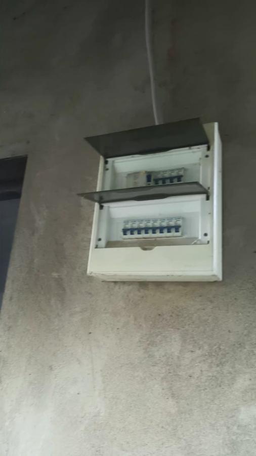 Parcela za izgradnju sa svim priključcima i uknjiženim objektom za adaptaciju u Crvenim livadama