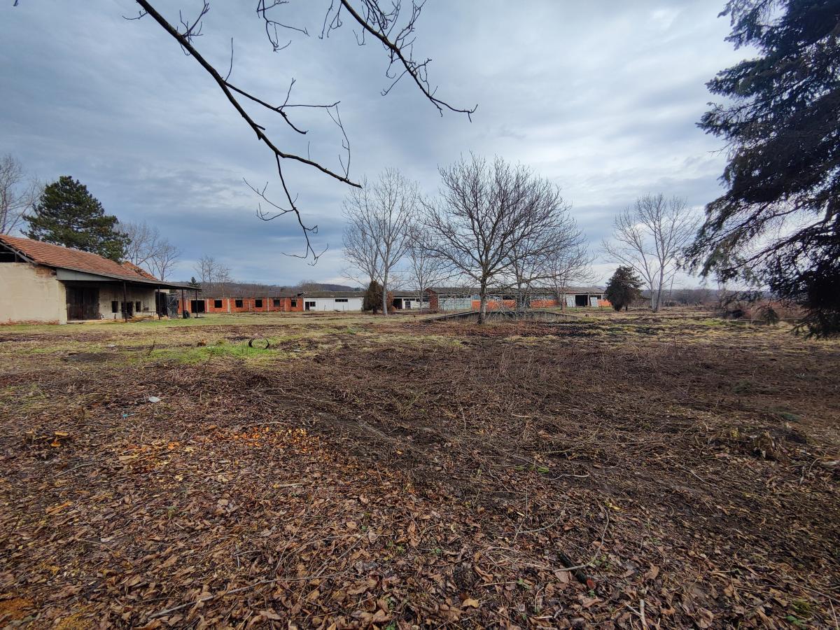 Gradjevinsko zemljište veće površine sa poslovnim objektima na glavnom putu u Glogovcu