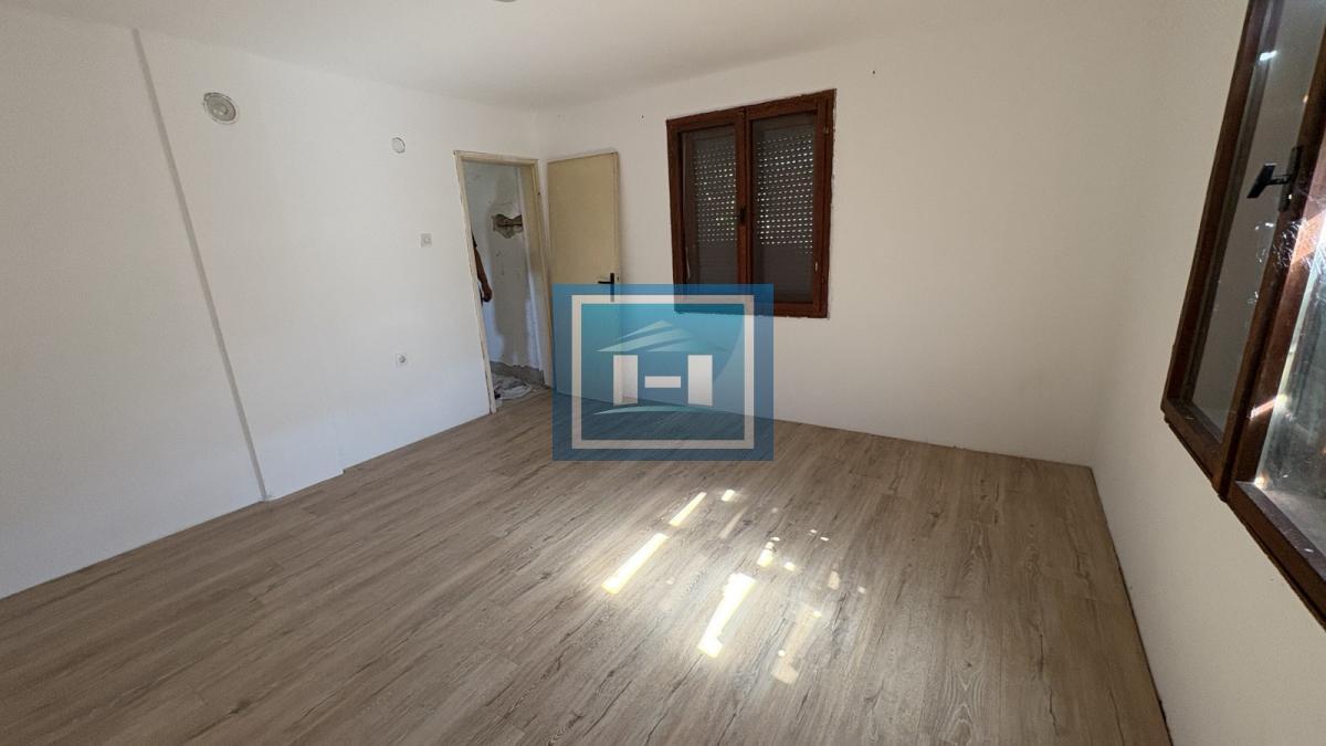 KUĆA SA ZEMLJIŠTEM – MIR I PRIRODA NA SAMO 10 MINUTA OD GRADA