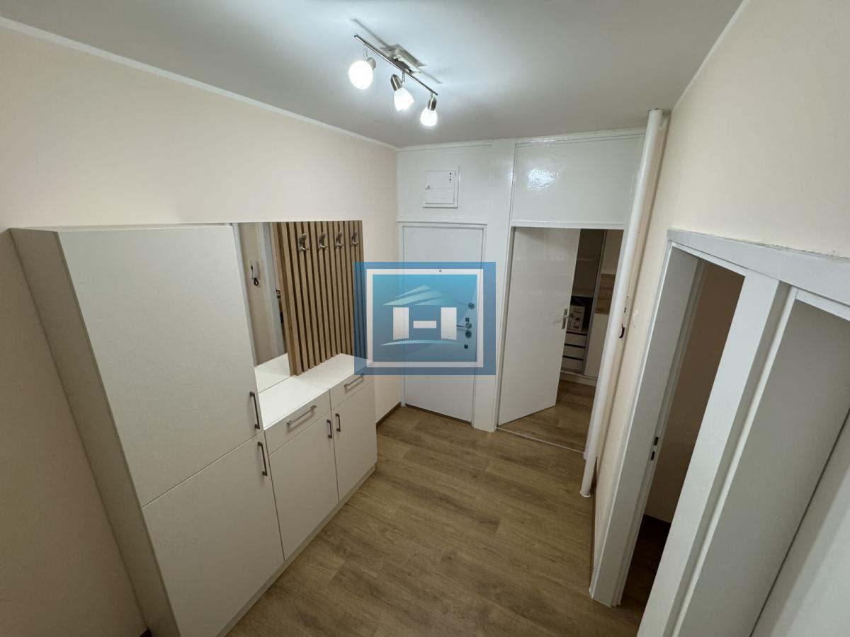 Prelep stan na Voždovcu – terasa + parking + prvi sprat!