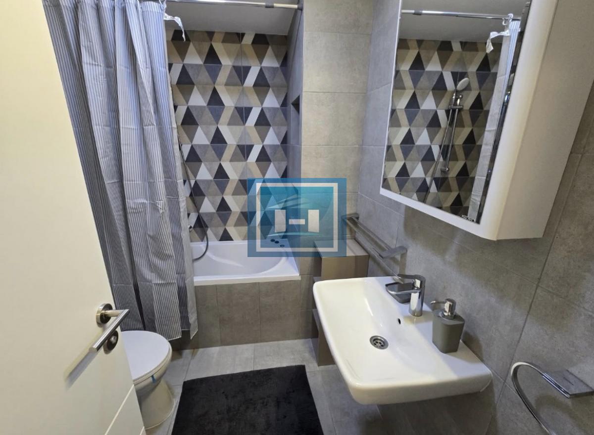 Prelepo opremljen jednosoban stan u centru grada – spreman za useljenje!