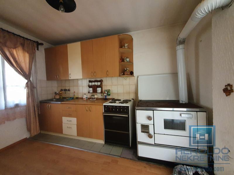 Kuća u Voljavču, kod škole