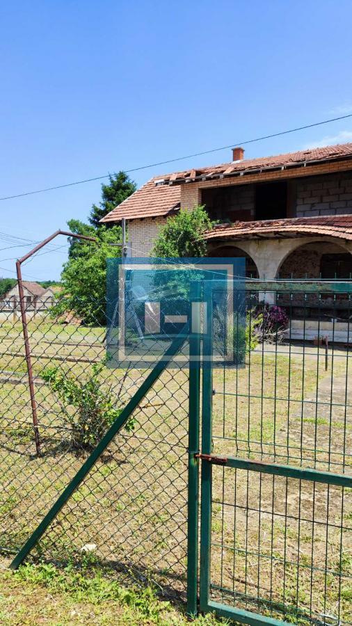 Domaćinstvo u okolini Jagodine sa 4 objekta na prostarom placu od 47 ari