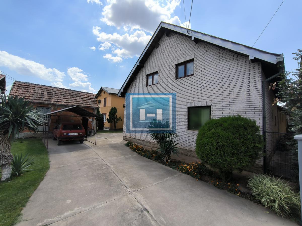 Kompletno imanje sa dve kuće, voćnjakom i pomoćnim objektima – sve na jednom mestu!