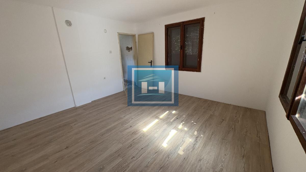 KUĆA SA ZEMLJIŠTEM – MIR I PRIRODA NA SAMO 10 MINUTA OD GRADA