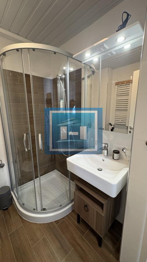 Na prodaju kompletno nameštena garsonjera površine 29 m² sa terasom