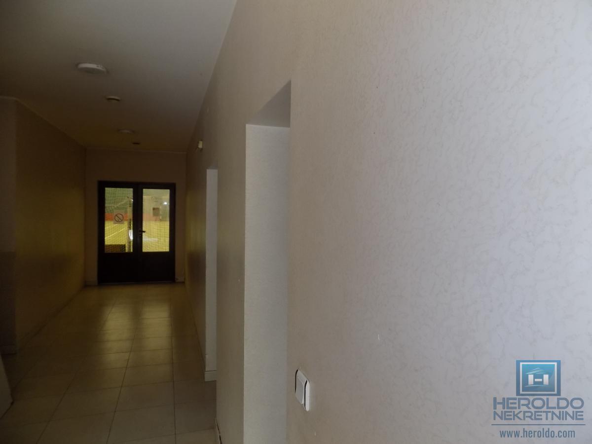 NA PRODAJU – BALON ZA FUDBAL SA KOMPLETNIM INVENTAROM