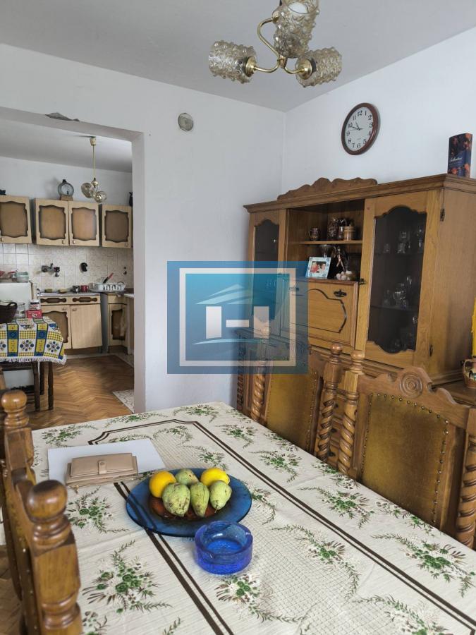 Na prodaju kuća – blizina bolnice, 350m² sa garažom za kamione od 80m²