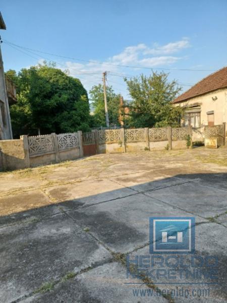 Seosko domaćinstvo sa ekonomskim dvorištem